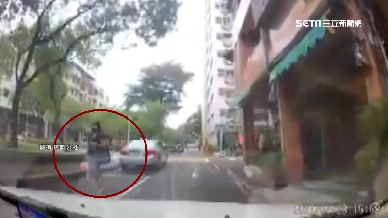肉身擋車搶車位　婦嗆駕駛：叫警察啊