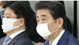 安倍每戶發2枚「布口罩」！日網友竟罵爆：小到不行（圖／翻攝自推特）