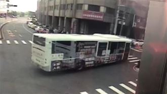 台中公車撞9車　駕駛送醫竟是腦中風