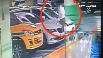 襯衫男掰斷後照鏡　無辜車主目睹氣炸