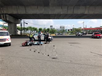 新／騎士自摔噴進車底　慘遭大車輾斃