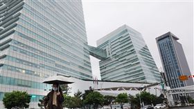 政院提高中小企業振興貸款額度（1）行政院6日表示，武漢肺炎紓困提供中小企業振興資金貸款，原本融資額度新台幣2000萬元，將提高到1.5億元；中型企業融資額度則將從8000萬元提高到5億元，協助度過難關。中央社記者鄭傑文攝　109年4月6日