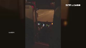 搭夜車晃醒　驚見司機方向盤左右搖擺