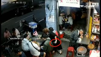 鬼祟婦赴攤裝忙　假擦桌找目標竊皮包