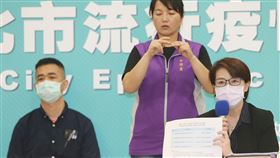 台北市藝文展演場館減租  協助演出團體台北市副市長黃珊珊（右）、文化局長蔡宗雄（左）25日宣布文化局所屬藝文展演售票場地，將以場租減免方式，協助受防疫室內梅花座政策影響售票的演出團體。中央社記者鄭傑文攝　109年5月25日