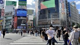 東京疫情趨緩　鬧區澀谷湧現人潮日本2019冠狀病毒疾病疫情趨緩，東京等首都圈1都3縣及北海道，可望25日解除緊急事態宣言。24日東京鬧區澀谷已見行人大增的景象。中央社記者楊明珠東京攝　109年5月24日