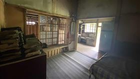 北市鐵路局宿舍  廢止部分建物文資提案被否決台北市歷史建築「鐵路局機務段員工連棟宿舍」年久失修，房屋崩毀嚴重，因位在都更範圍，主責單位國家住宅及都市更新中心提廢止部分建物文資身分，盼解構後重新再利用，遭半數文資委員否決。圖為新增登錄為歷史建築的鐵路局宿舍。（台北市文化局提供）中央社記者梁珮綺傳真　109年5月25日