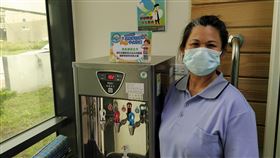 台東縣環保局推動飲用水共享平台台東縣今年推動綠島鄉飲用水共享平台計畫，結合公務機關及島上合法旅宿業者，共33處免費提供飲用水，歡迎遊客一起響應環保，減少購買瓶裝飲料，守護綠島環境。（台東縣政府提供）中央社記者李先鳳台東傳真 109年5月25日