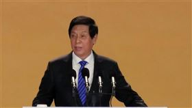 香山論壇　栗戰書藉南海台海議題暗批美國中國全國人大常委會委員長栗戰書24日出席北京香山論壇晚宴，除重申北京對美中貿易戰等議題立場，還藉南海、台海等議題暗批美國，指域外國家頻繁將機艦開進南海「耀武揚威」。中央社記者邱國強北京攝　107年10月24日