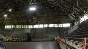 因實體已不存在　公賣局球場廢止文資身分曾舉辦第一屆威廉瓊斯盃的「公賣局球場」，因實體建物已不存在，台北市文化局25日召開文資審議委員會，會中決議廢止歷史建築身分。圖為民國92年的公賣局球場內部。（台北市文化局提供）中央社記者梁珮綺傳真　109年5月25日