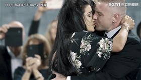 霸氣包下紐西蘭最大球場　男友浪漫求婚儀式逼哭女友