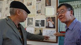 兄弟情深　畫家哥哥繪出記憶最深畫作畫家楊樹森（左）25日返鄉力挺作家弟弟楊樹清（右）的文學作品展，當兩人在展場看到「楊樹清誕生的一刻」素寫，回憶湧上心頭。楊樹森說，這是他記憶最深刻的畫作。中央社記者黃慧敏攝　109年5月25日