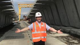 林佳龍視察金門大橋預鑄橋面施工進度　連接大小金門的金門大橋預定明年底完工通車，將是台灣最長跨海大橋，交通部長林佳龍25日赴興達港，了解金門大橋預鑄節塊施工進度。（高速公路局提供）中央社記者汪淑芬傳真　109年5月25日