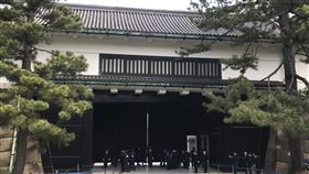 民眾等候進入皇居東庭　朝賀日皇德仁新日皇德仁1日即位，日本皇宮4日上午舉辦接受民眾朝賀的活動。民眾在二重橋正門等待進入皇居（皇宮）境內東庭。中央社記者楊明珠東京攝　108年5月4日