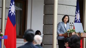 蔡總統發表就職演說（2）總統蔡英文（右）20日在台北賓館發表就職演說，她感謝防疫期間信任政府、保持公民美德的台灣人，以及居家檢疫與隔離的人忍受生活不便，成就台灣防疫成功。中央社記者謝佳璋攝  109年5月20日
