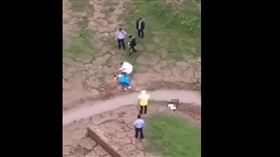 攜2子女墜橋！28歲女「直撞黃土」釀3死　網嘆：太委屈（圖／翻攝自微博）