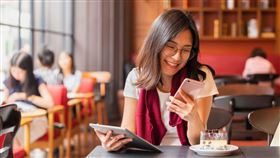 圖／台灣之星提供,滑手機