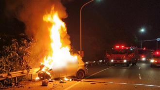 過彎撞電桿爆炸成火球　瞬間畫面曝光