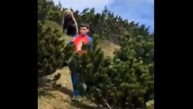 ▲亞歷山卓與跟著他的熊。（圖／翻攝自推特）