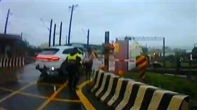 車卡平交道…警急衝喊「倒車」救駕駛（圖／翻攝畫面）