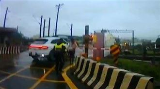 車卡平交道…警急衝喊「倒車」救駕駛