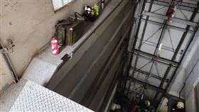 台北市萬華區機械停車塔傳出3名工人墜樓意外。（圖／翻攝畫面）