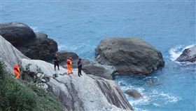 兄弟相約花蓮海岸拾貝　哥哥疑落海失蹤花蓮一對周姓兄弟25日相約到蘇花公路和仁海岸撿拾貝類，兩人約定上岸時間，但弟弟上岸後卻等不到哥哥，緊急報警尋人，截至26日下午仍未尋獲。（海巡署第一二岸巡隊提供）中央社記者張祈花蓮傳真　109年5月26日