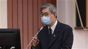 金管會常務副主委人選  黃天牧：從局長內升金融監督管理委員會新任主委黃天牧（圖）21日上午首度赴立法院進行專案報告，有立委關注金管會高層人事，目前還有一名常務副主委尚未公布；黃天牧答詢時表示，應該會從四局局長內升。中央社記者張皓安攝  109年5月21日