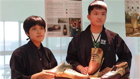 屏科大木設系畢業展登場（1）屏東科技大學木材科學與設計系今年畢業展26日起在校內開展，以「即期品味」為展覽主題，學生利用國產材設計作品，如以國產材製成時尚木皮鞋等，創意無限。中央社記者郭芷瑄攝　109年5月26日