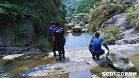 仙女瀑布驚傳溺水　男屍仰躺水面發黑／翻攝畫面