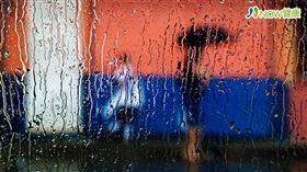 名家專用／NOW健康／梅雨來臨，多雨加上氣溫25至30度環境，這個季節最適合黴菌孳生，只要腳掌腳趾潮溼，又悶在鞋襪中，很難不會罹患香港腳。(勿用)