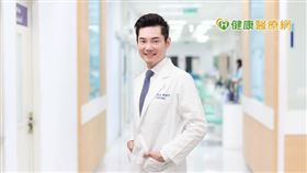 韓健明醫師呼籲女性朋友們，經血過多、嚴重經痛等問題，除了消極等待更該積極接受治療。