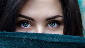 ▲口罩遮住口鼻的時代，可以從眼睛看一個人。（示意圖／翻攝自pixabay）