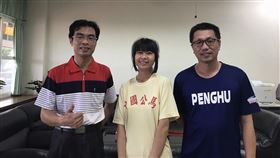 澎湖學子陳佩君獲全球華文學生文學獎新詩首獎2020第38屆全球華文學生文學獎得獎名單揭曉，澎湖縣馬公國中學子陳佩君（中）以作品「你應該也會是別人的溫柔」榮獲國中新詩組第一名，校長黃銘廣（左）及全校師生與有榮焉。（澎湖縣政府提供）中央社  109年5月26日