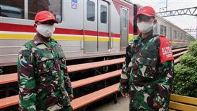 印尼動員逾30萬軍警助民眾學新常態印尼國軍26日在雅加達南區的曼加拉車站駐守，確保民眾落實防疫新常態。印尼政府指出，將動員34萬軍警在1800個地方執勤，為解除封鎖做準備。中央社記者石秀娟雅加達攝　109年5月26日