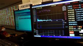 台股盤中大漲（2）台股24日開高走高，指數攻上9300點，收復10年線9107點；金融類股指數、非金電指數漲幅逼近5%，電子指數漲幅更達5.5%以上，櫃買指數漲幅也超過5%。中央社記者裴禛攝  109年3月24日