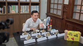 林智堅吃肉粽(新竹市政府提供)