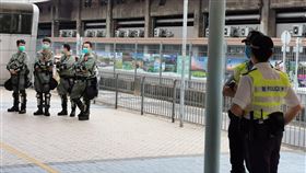 香港警方嚴防反國歌法活動香港立法會27日恢復國歌條例草案二讀，有人發起堵路及包圍立法會等抗議活動，警方嚴陣以待，圖為九龍紅磡海底隧道有防暴警察把守。中央社記者張謙香港攝  109年5月27日