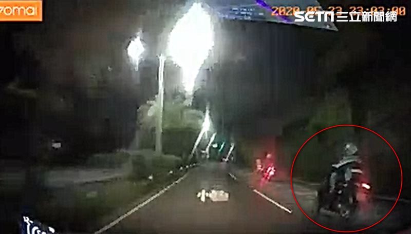 女開車驚遇屁孩求偶　她見這舞步嚇傻