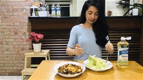 陳柏方營養師說明好油的攝取不但能減少負擔，還能增加料理的美味感。（圖／翻攝自RD bite fun 陳柏方營養師臉書粉絲團）