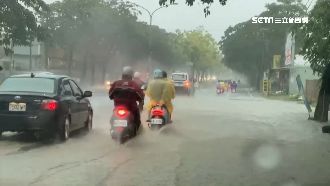 高雄多處積水深　用路人冒險涉水通勤