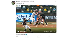 ▲韓火鷹在看台上放娃娃，推特竟然吸引10萬人觀看。（圖／翻攝自推特）