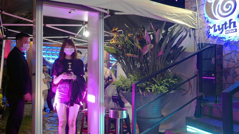 逆境求生　夜店首創「消毒門」防疫