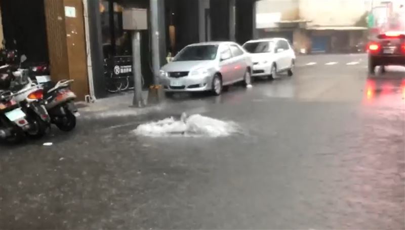 淹水惡夢又來！鹽埕區驚現人孔蓋噴泉