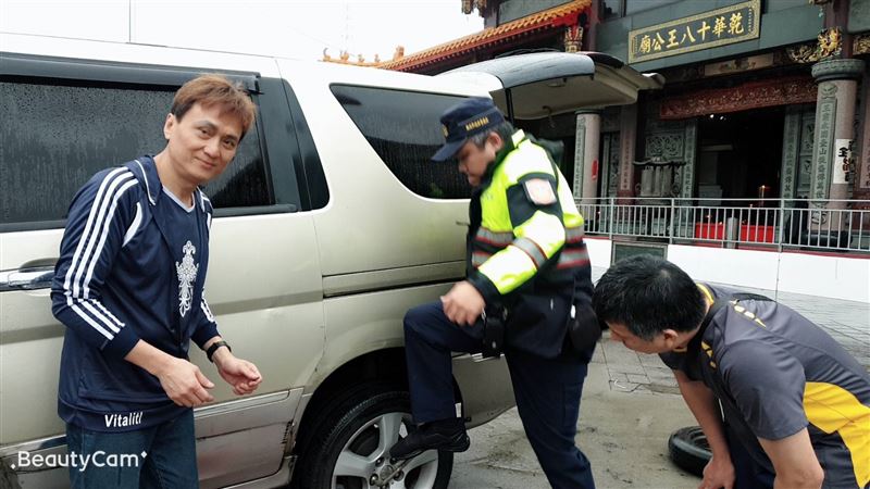 出遊爆胎超無助　警5分鐘趕到神救援
