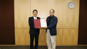 影視聽中心召開董事會  李永得與藍祖蔚合影國家電影及視聽文化中心26日舉行首屆董監事會議，由文化部長李永得（左）頒發聘書給董事長藍祖蔚（右）。（國家電影及視聽文化中心提供）中央社記者王心妤傳真  109年5月27日