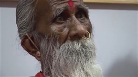 印度阿默達巴德（Ahmedabad）一男子宣稱自己從8歲起就不吃不喝，長年來只靠著修行、瑜珈生活，是當地的傳奇人物；而這長達82年只吸空氣的人生，於26日清晨畫下句點，享耆壽91歲。（圖／翻攝自YouTube）
