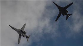 美國太平洋空軍公布B-1B轟炸機昨直衝南海照片（圖／翻攝臉書）