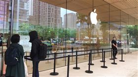 iphoneSE 第二代4月24日（4/24）開賣，蘋果，蘋果門市。（圖／記者簡若羽攝影）