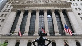 睽違兩個月  紐約證交所將恢復場內交易紐約證券交易所交易大廳因2019冠狀病毒疾病（COVID-19）疫情關閉兩個月後，預定美東時間26日恢復開放。圖為紐約證交所外觀。中央社記者尹俊傑紐約攝  109年5月26日